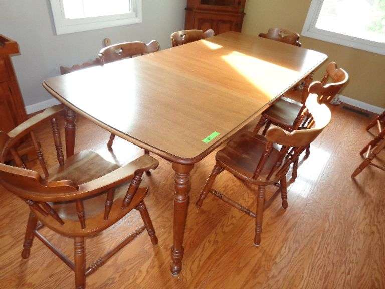Early American maple table (tell city) with 2 captain's chairs and 4 side chairs, 2 leaves. Table ma