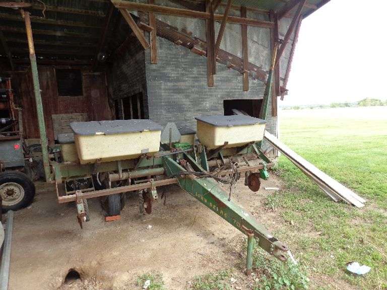 John Deere 7000 4 row 38" row planter  with monitor tires need replaced