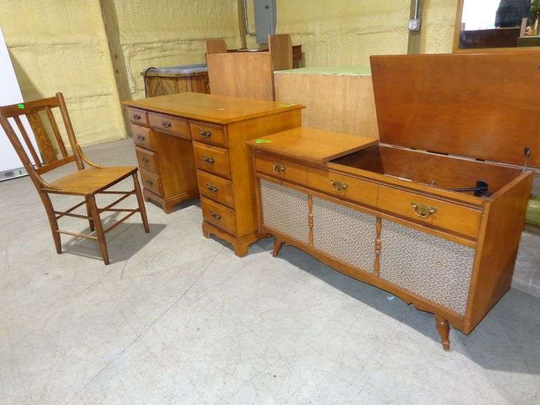 654 - Early American maple knee-hole desk (hardware is in good condition) and vintage oak chair (not