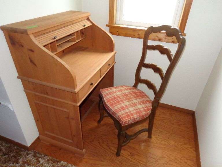 Wooden desk 20"x32" light weight pine roll top desk, padded chair