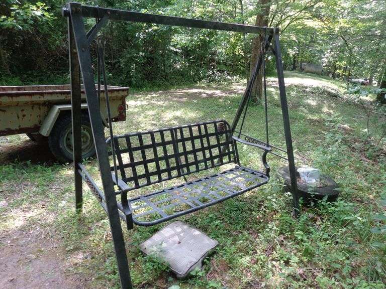 Metal swing and frame. 6 feet long