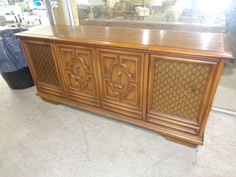 752 - Sears console stereo with FM/AM, turntable. Very nice condition. Radios works, turntable needs