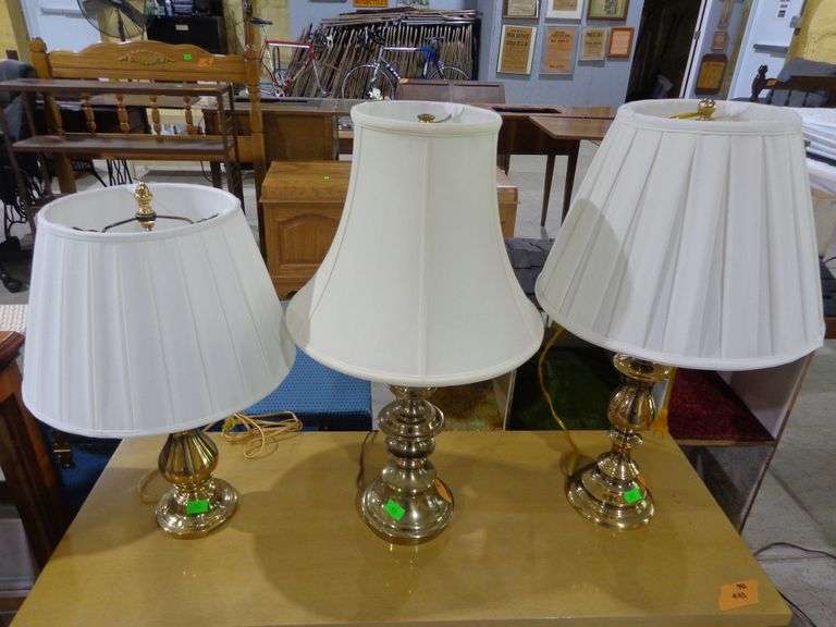 752 - 3 brass lamps with shades