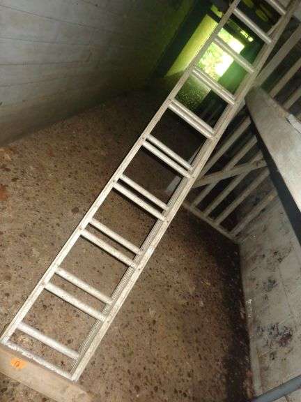 Aluminum extension ladder