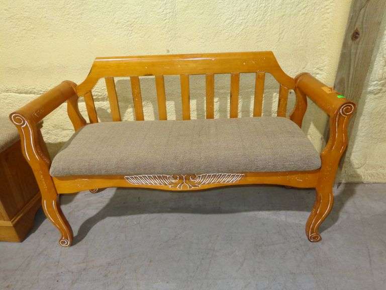 752 - upholstered bench