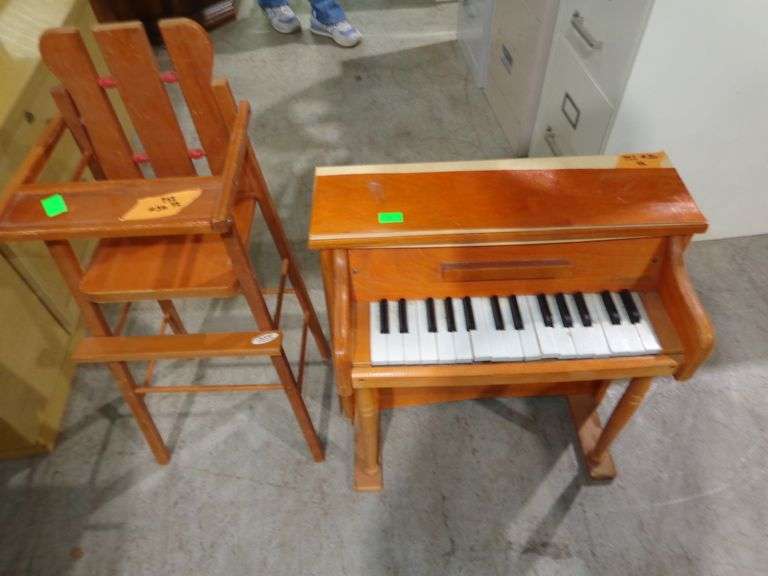 752 - toy piano and high chair