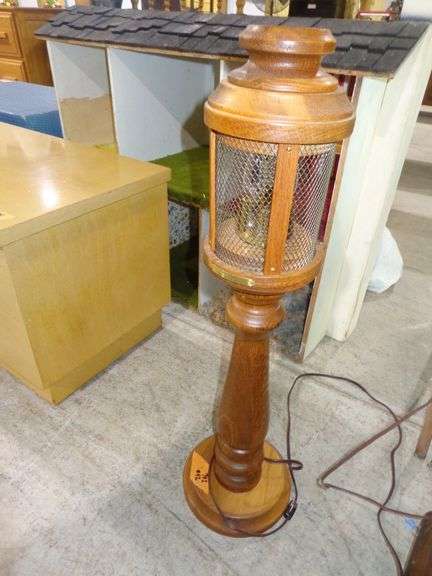 752 - decorative wooden light