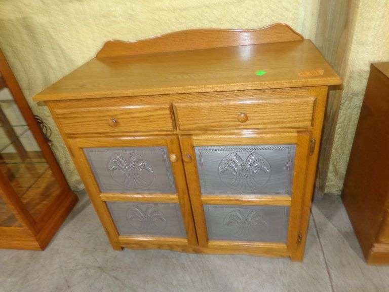 752 - small oak pie safe. 39"W, 18"D, 35"H excellent condition