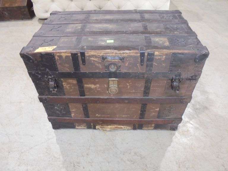 Antique L.E. Morrison & Co. trunk. See pictures