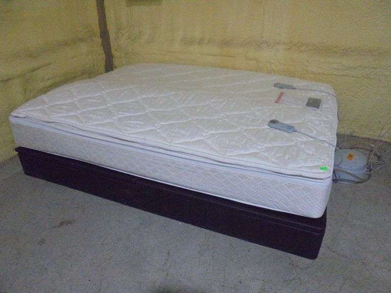 Sleep number air mattress with base. Queen size. Works. Has remotes, pump, and book. Works. Comes wi