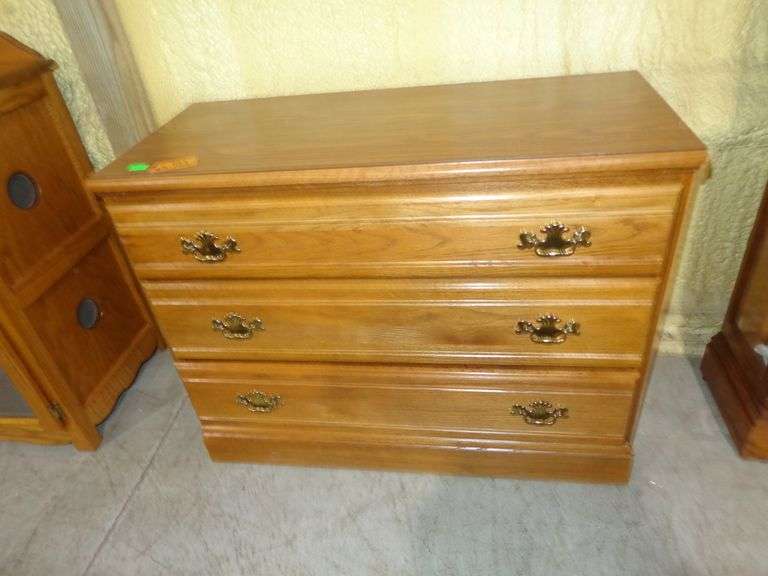 752 - Oak veneer 3 drawer chest 38"W, 17"D, 30"H excellent condition