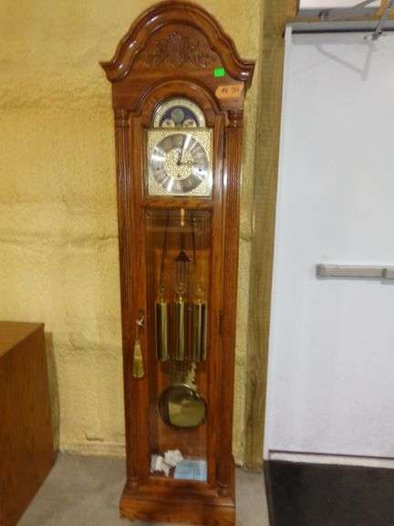 752 - Beautiful oak Grandmother clock, complete. Has everything and is in excellent condition