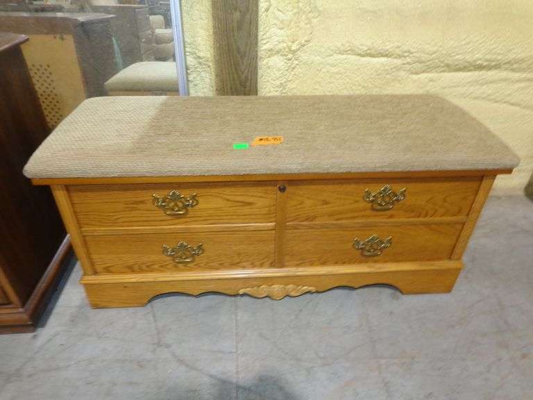 752 - Lane cedar chest, exterior is oak veneer