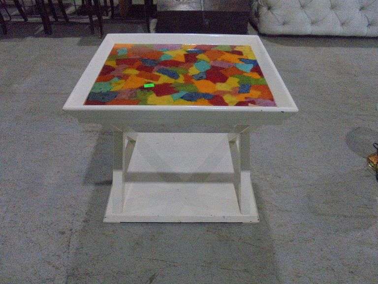 Art style table. 25" wide x 22" deep x 22" tall. See pictures.