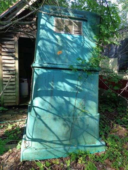 Plastic porta potty, in rough condition