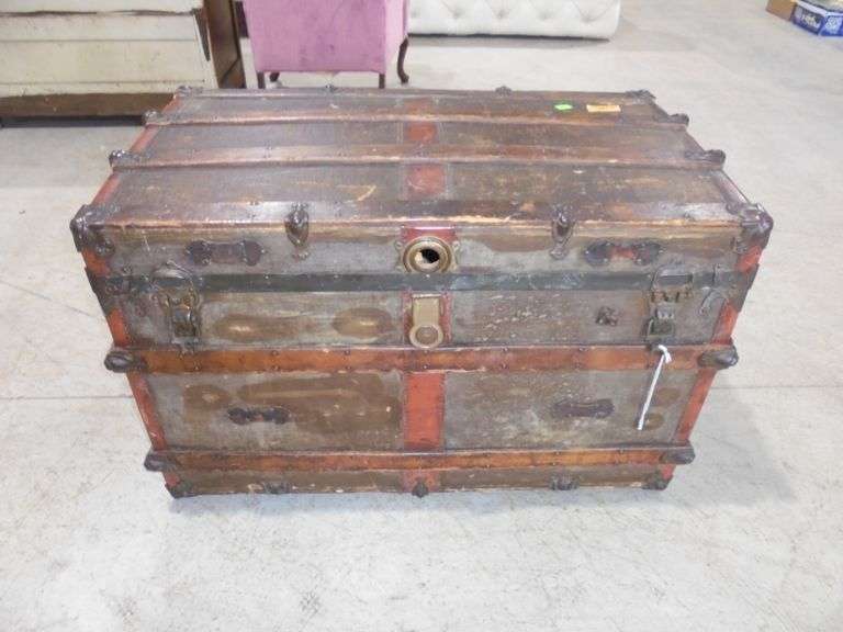 Large steamer trunk. See pictures.