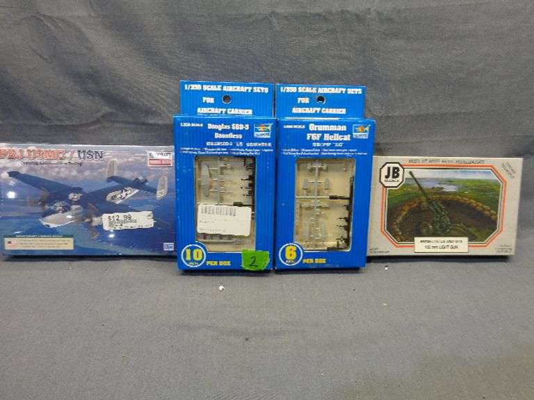 Model planes and artillery, Grumman F6F Hellcat 1/350 scale, Douglas SBD-3 Dauntless 1/350 scale