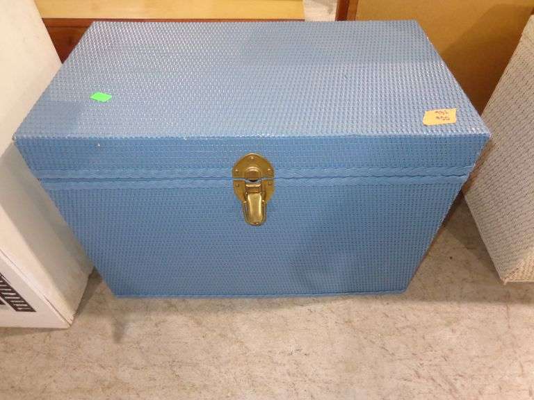752 - woven/partical board/brass blue chest 29"x16"x20"