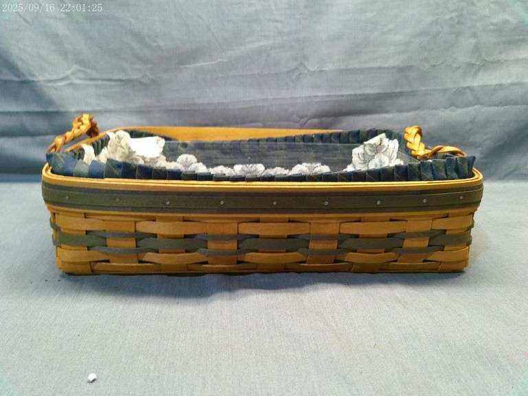 Longaberger 1996 Collectors Club Renewal basket with liner, protector