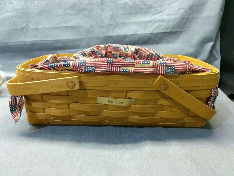 Longaberger 2004 rectangular basket with liner, divided protector