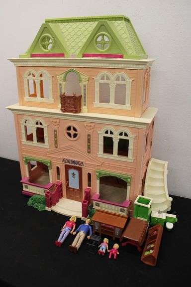Dollhouse & Doll Furniture