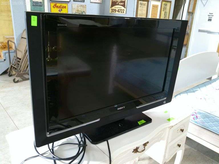 810- 30" Sony Bravia TV, no remote