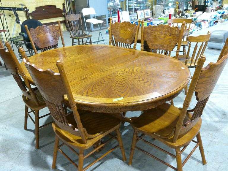 809 - Oak pedestal table with leaf and 6 pressed back chairs. Table with leaf in measures 72", condi