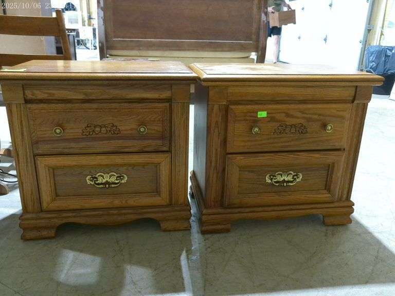 808 - Pair of Broyhill oak end tables (tops are damaged, see photos)