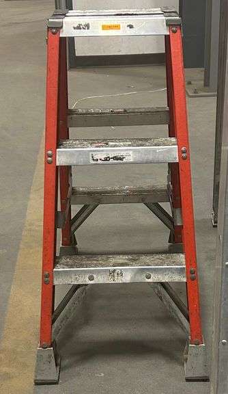 Louisville Ladder Model FM1503  Height 3FT Step Capacity 100 LBS