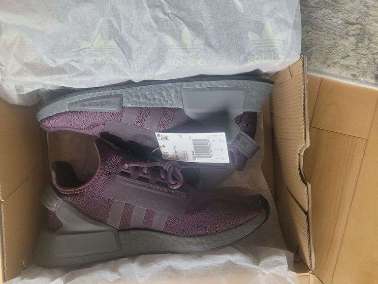 Sz. 9Adidas NMD r1 v2 sneakers Sz. 9