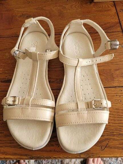 ECCO Women's Flash t Strap, Metallic Vanilla color, Sz. 6-6.5