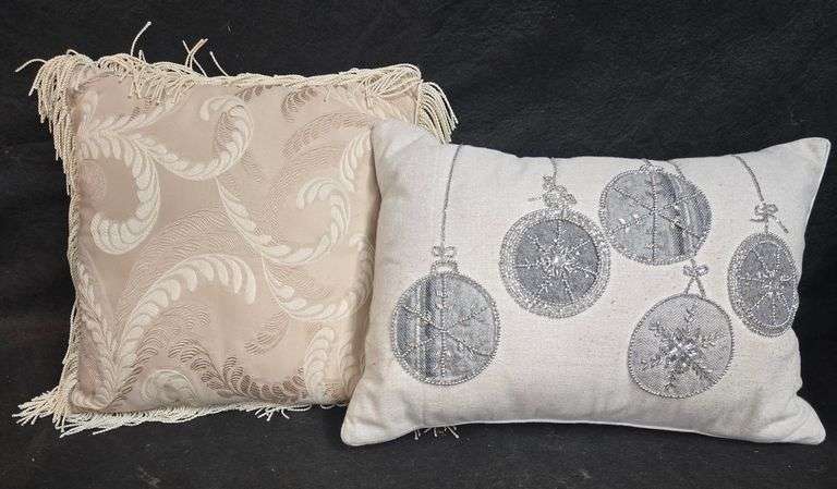 Lot of 2 Throw Pillows