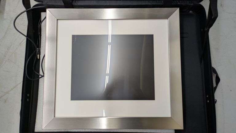 Digital Photo Frame with Metallic Border