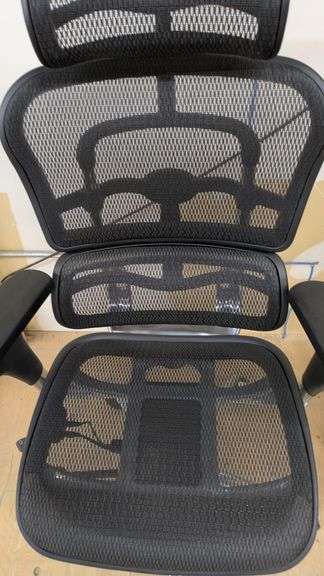 Ergonomic Mesh Office Chair 27" x 20" x 42"