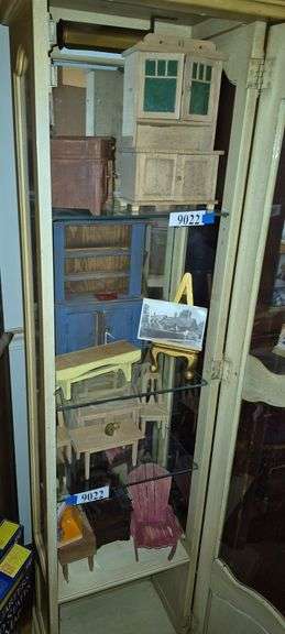 Doll / dollhouse sized furniture