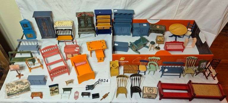 Dollhouse furniture and accessories