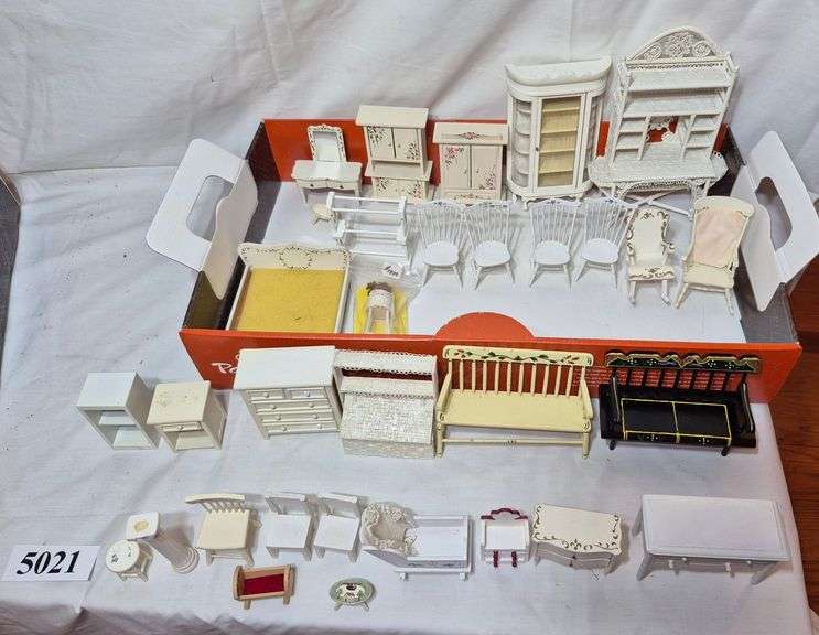 Dollhouse furniture and accessories