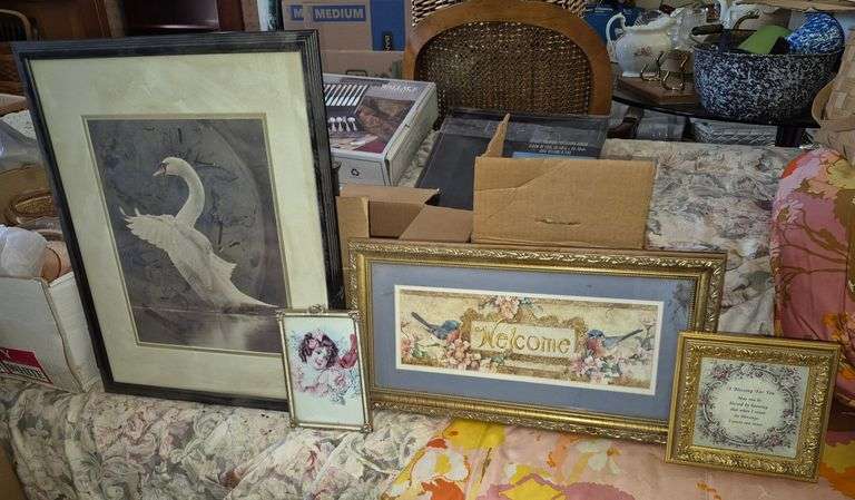 Wall hangings, framed swan photograph