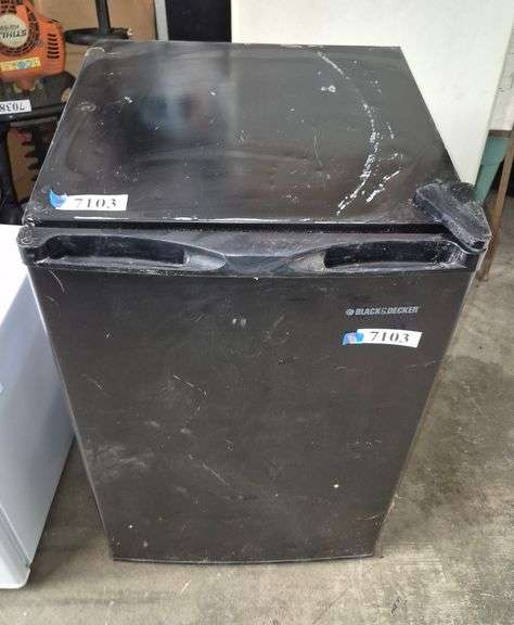 Black Black & Decker dorm sized refrigerator