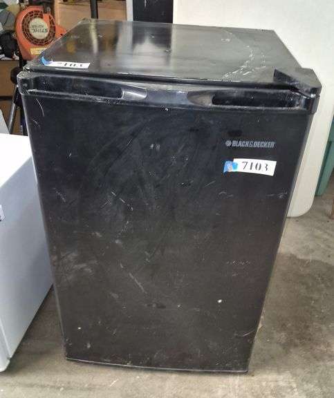 Black Black & Decker dorm sized refrigerator