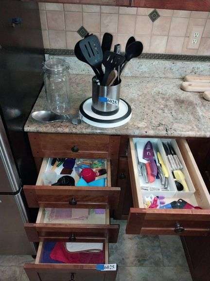 Contents: knives, measuring spoons, measuring cups, kitchen utensils, kitchen towels, other utensils