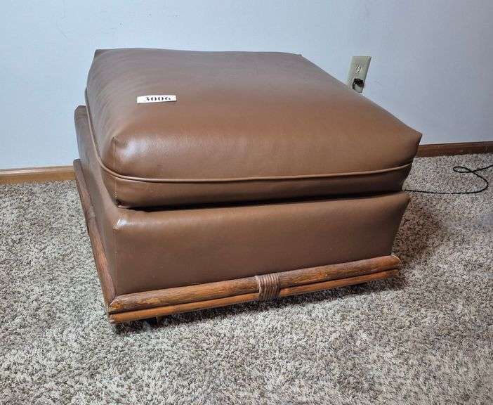 Rolling ottoman with removable cushion