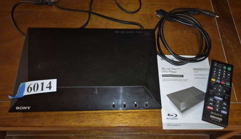 Sony Blu-ray / DVD player with remote manual and cords