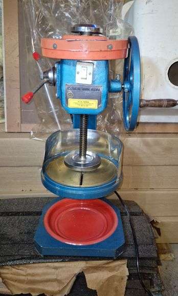Electric ice shaving machine with plastic cover