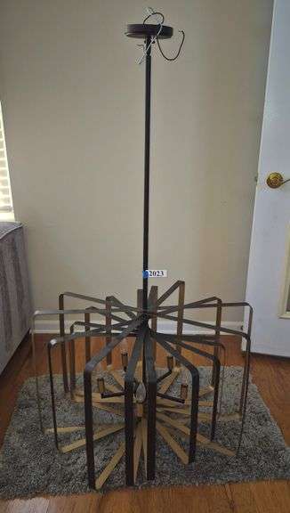 Metal hanging light fixture