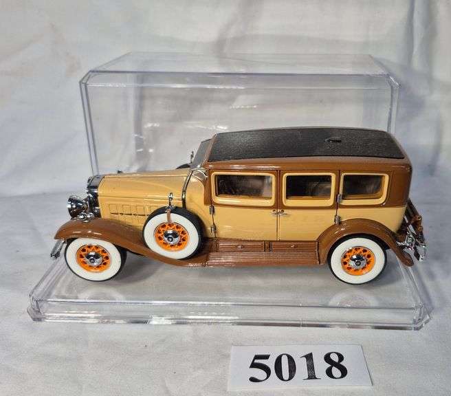 Franklin Mint Precision Models 1930 V-16 452 Cadillac Imperial Sedan diecast car in display case
