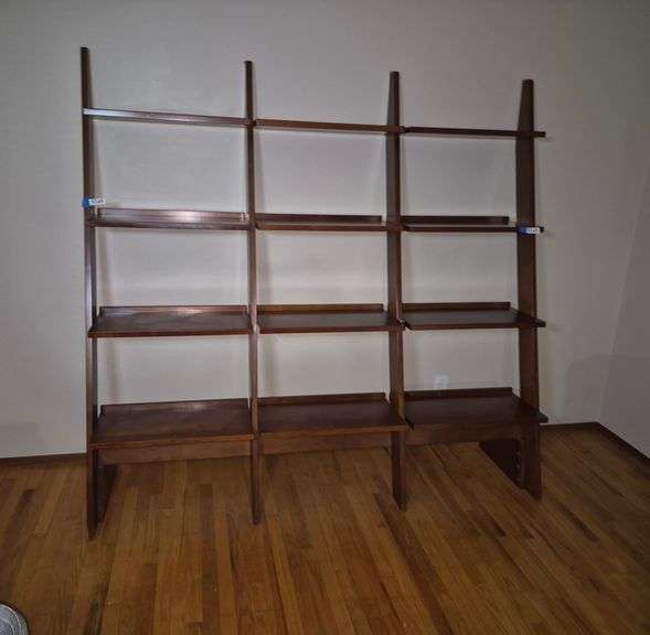 Leaning display/bookshelves