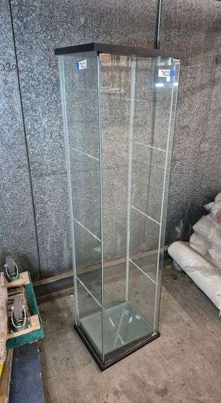 Glass display case with 3 glass shelves