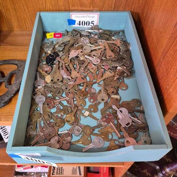 Keys, painted wood desk tray