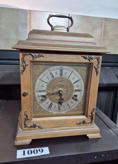 Battery operated mantle clock